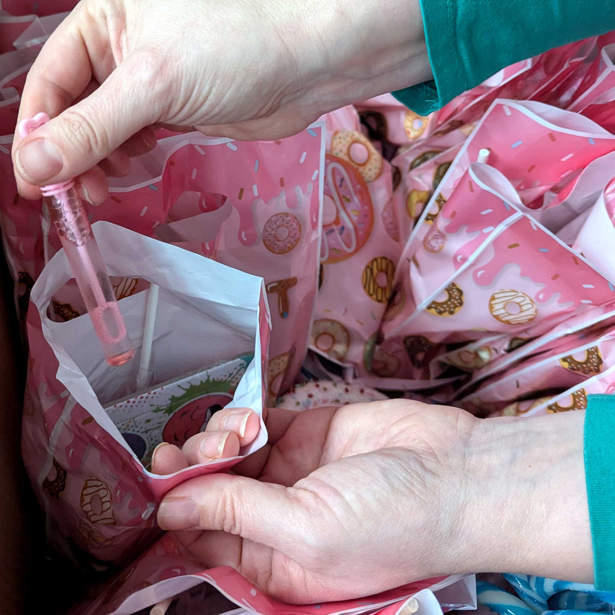 Pastel Bubble Wands - 48 Pack Bubble Solution & Wands