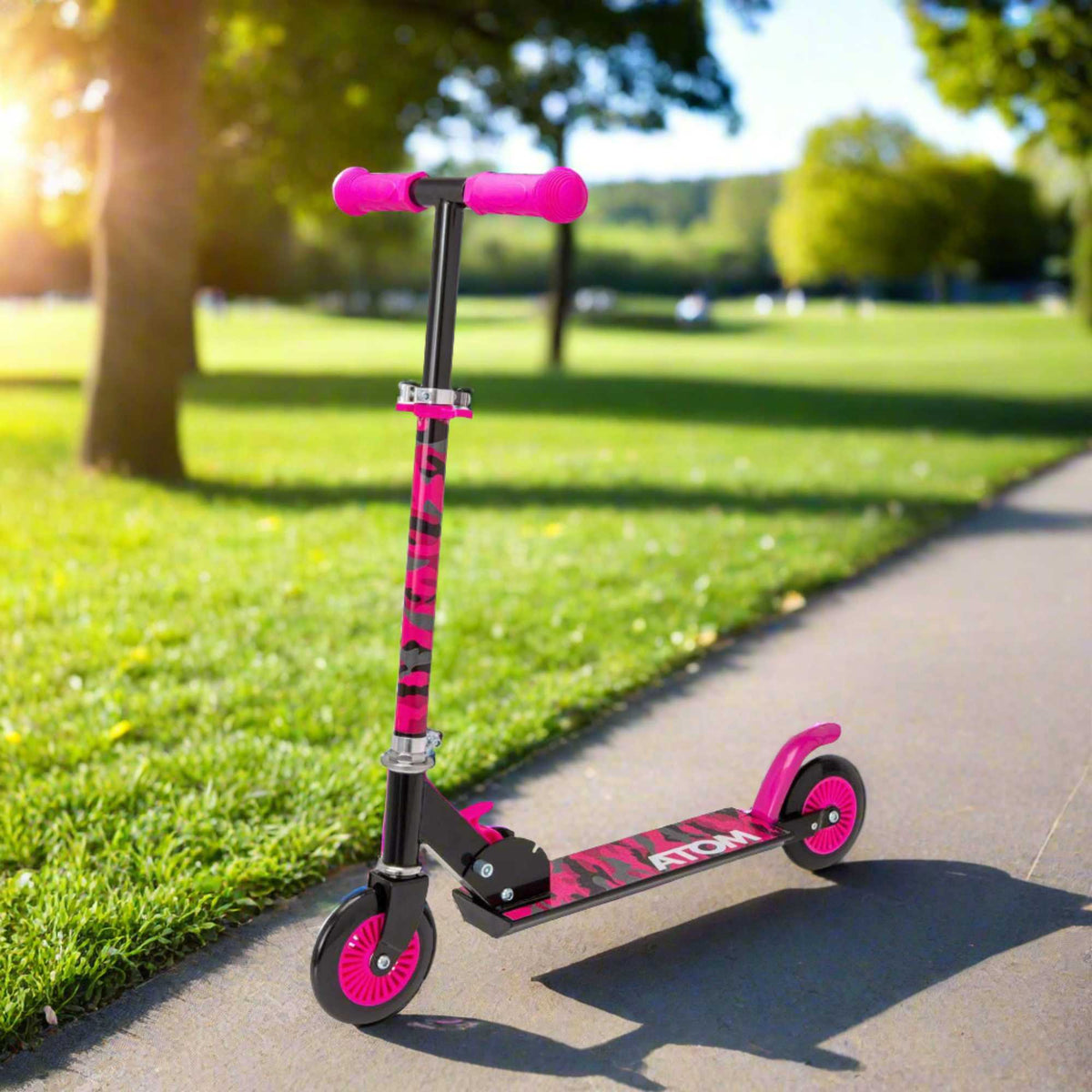 ATOM Inline 2-wheeled children&#39;s scooter in a stylish pink camouflage theme, featuring a durable design, eye-catching camouflage patterns, and a trendy look ideal for young riders