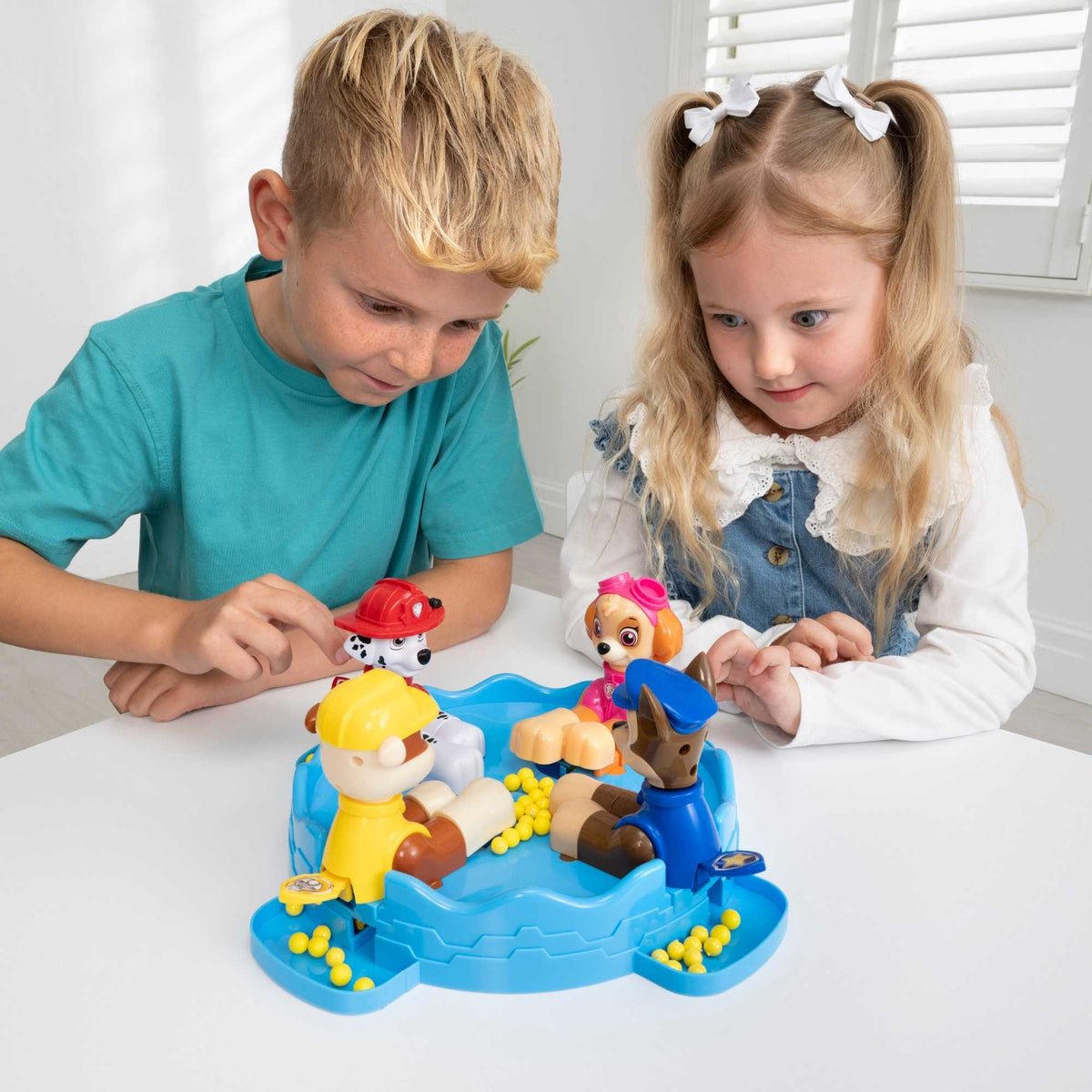 Paw Patrol Snappy Pups Family Game – Includes Chase, Skye, Marshall &amp; Rubble Figures, Fast-Paced Ball Catching Game for Kids, 2+ Players, Fun Paw Patrol Toy for Family Game Night