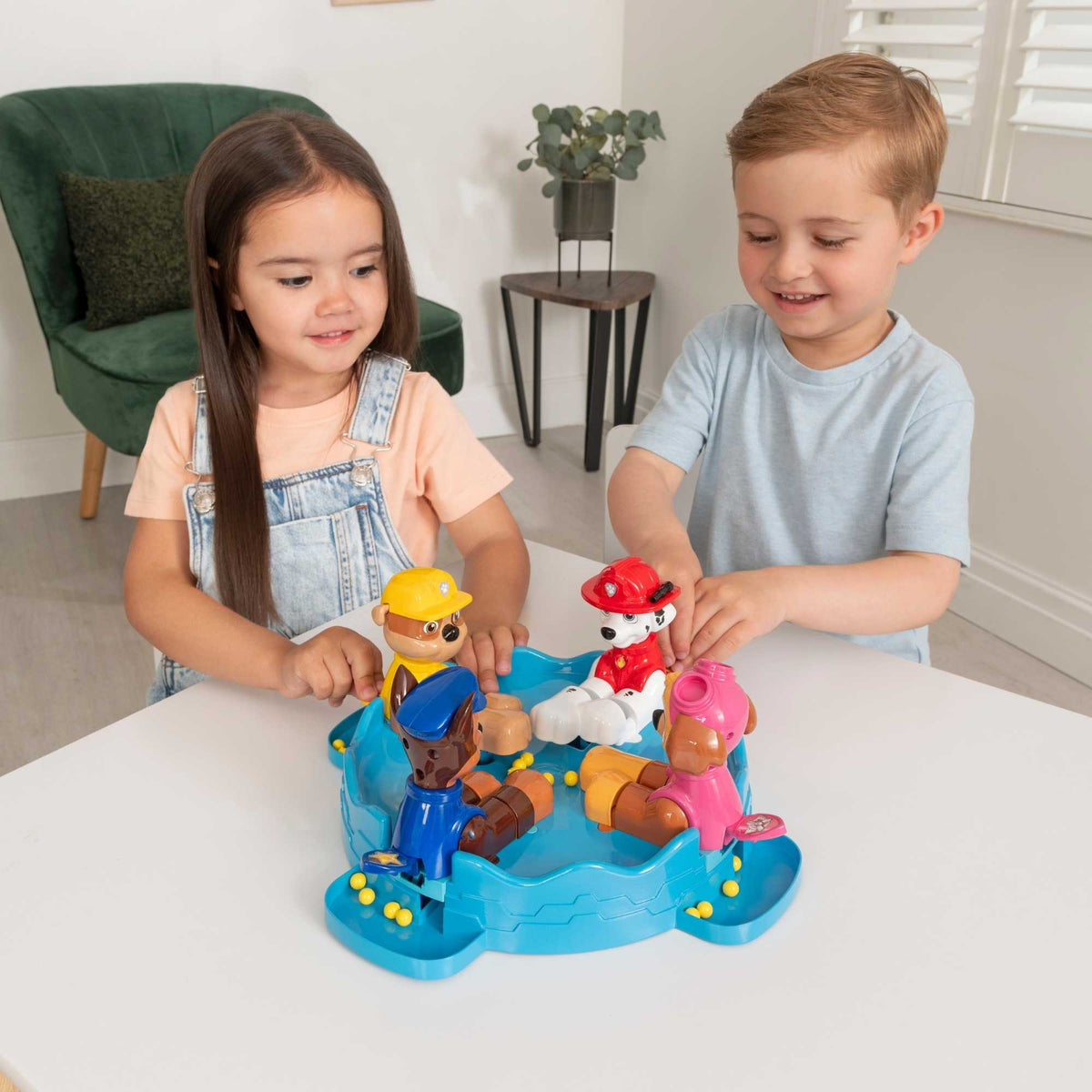 Paw Patrol Snappy Pups Family Game – Includes Chase, Skye, Marshall &amp; Rubble Figures, Fast-Paced Ball Catching Game for Kids, 2+ Players, Fun Paw Patrol Toy for Family Game Night