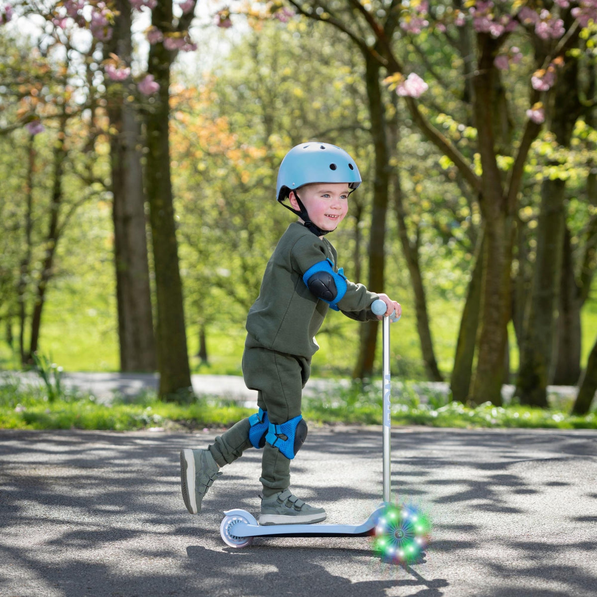 ATOM Light-Up Move &#39;N&#39; Groove Scooter in Blue – 3-Wheel Kids Scooter with LED Flashing Deck and Wheels for Ages 3+.