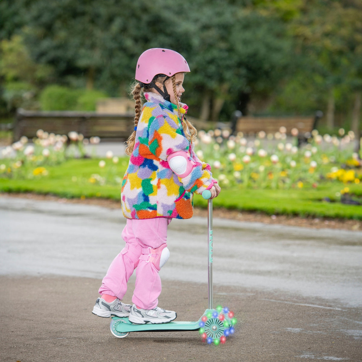 ATOM Light-Up Move &#39;N&#39; Groove Scooter - Green Scooters